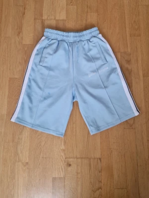Palm angels - Helt ny palm angel shorts perfekt för sommar väder, väldigt sköna. Fraktar ut samma dag som köpet. Priset kan diskuteras och fler bilder kan skickas