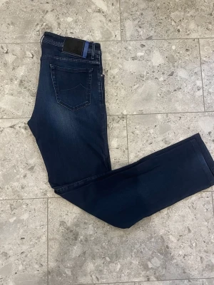 Mörkblå raka jeans från Jack & Jones - Jacob Cohën 688 || Storlek 33 || Jeansen är i bra skick || Tveka inte på att höra av dig vid frågor eller funderingar 