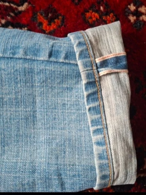 Nudie selvedge jeans  - Tjena, jag säljer nu dessa selvedge jeans från Nudie. Jeansen är av äldre modell, från ca 2010. De sitter slim och har dn snygg tvätt. Pris kan diskuteras.