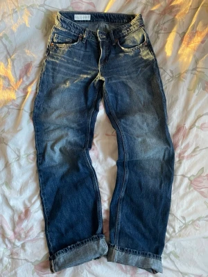 Zara low rise wide jeans  - Säljer ett par Zara low rise wide leg jeans i storlek 32. Byxbenen har slitningar (se bild) pga friktion mot marken eftersom de har använts ett par gånger. Kontakta gärna vid frågor 