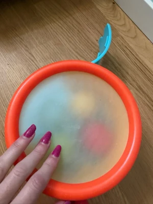 Färgglad leksakstrumma i plast - Rolig leksakstrumma i plast med orange kant, blå topp och färgglada bollar inuti. Trumman har ABC-bokstäver på sidan och är perfekt för yngre barn som gillar ljud och rytm. Enkel att hålla i och leka med.