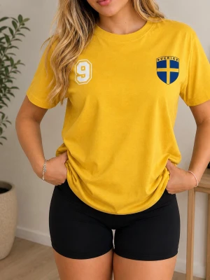 Gul Sverige t-shirt med nummer 9 - Gul t-shirt med Sveriges landslagssköld och siffran 9 tryckt på bröstet. Klassisk rund hals och korta ärmar. Perfekt för att visa ditt stöd för Sverige. Tillverkad i mjuk bomull för skön känsla.