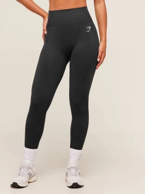 Svarta seamless leggings från Gymshark - Säljer ett par svarta seamless leggings från Gymshark med hög midja och diskret mönster längs benen. Stretchigt och mjukt material som formar sig efter kroppen. Perfekta för träning eller chill dagar. Gymshark-logga på höften.
