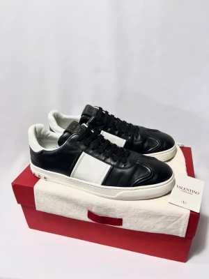 Valentino Flycrew Sneakers  - Populära och sällsynta Valentino Flycrews! Nyskick, inga tecken på användning. Alla tillbehör medföljer. Storlek 43 men passar även 44. Kontakta mig för fler frågor och funderingar!