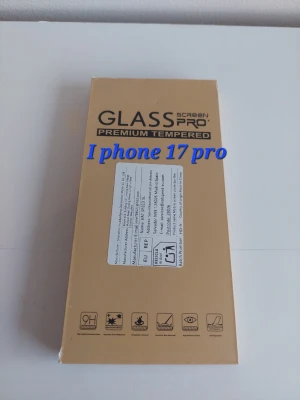 Skärmskydd i glas till iPhone 17 Pro - Säljer ett premium tempererat glasskydd från Glass Screen Pro till iPhone 17 Pro. 3 stycken, Skyddet är genomskinligt och tillverkat av härdat glas som ger extra tålighet mot repor och stötar. Förpackningen är beige och innehåller installationsguide.