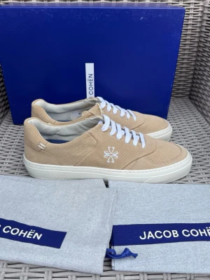Beige sneakers från Jacob Cohën - Helt Nya Jacob Cohen Skor || Storlek 43 || Nypris ca 4000kr || Mitt pris 1999kr| Tveka inte på att höra av dig vid frågor eller funderingar 