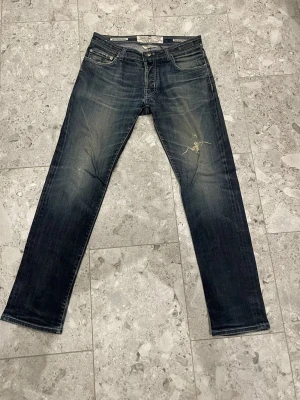 Jacob Cohën 622 - Jacob Cohen 622 || Storlek 34 || Jeansen är i okej skick (se bilder) Tveka inte på att höra av dig vid frågor eller funderingar 