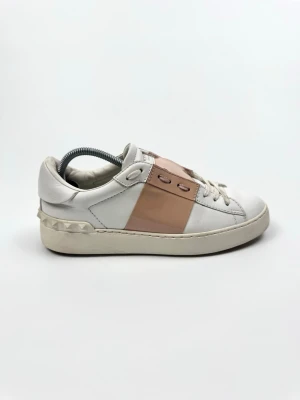 Valentino Open sneakers - Valentino Garavani Open sneakers. Storlek 37 Skick 8,5/10. Nypris ca 7700kr. 100% autentiska.