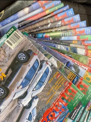 Samling av Vi bilägare -tidningar - Säljer en bunt tidningar med färgglada omslag och bilder på bilar. Perfekt för dig som gillar bilar och teknik. 18 nummer från 2000.