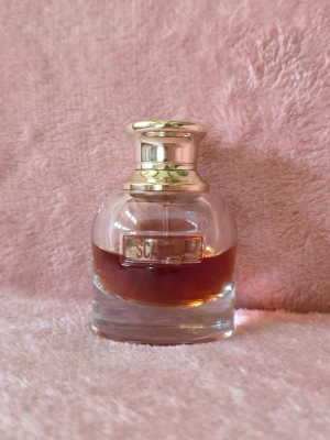 Jean Paul Gaultier: Scandal - Eau de Parfum - Säljer min parfym Scandal från Jean Paul Gaultier! Flaskan var 30ml från början och det är ca 15ml kvar, vilket innebär massor av härlig parfym kvar att njuta av! Du kan själv kika på bilden för att göra en egen bedömning av mängden!   Pris går alltid att diskutera! 🌺💕