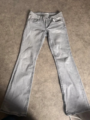 Ljusgrå bootcut jeans - Ljusgråa bootcut jeans från Gina tricot low waist