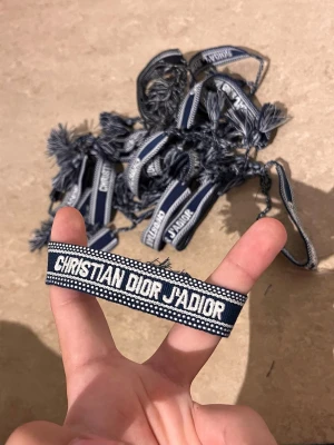 15 stycken  mörkblå Dior armbandar  - 15 Dior armbandar och du får alla dom 