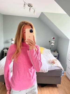 Rosa stickad tröja  - Säljer en rosa tröja med kort polokrage.💖Suuuperjärlig rosa färg som verkligen poppar! Den är köpt från Sellpy, men den har aldrig kommit till användning därav prislappen.🫶Den är från S. Oliver