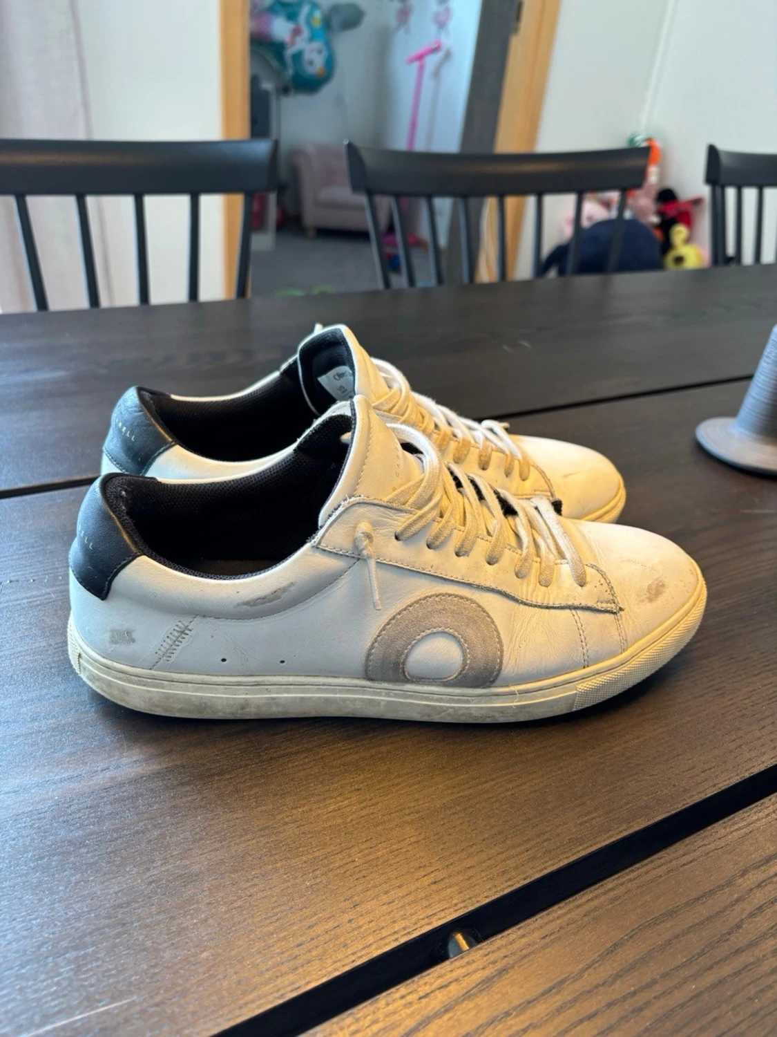 Vita Oliver Cabell  sneakers med svart detalj