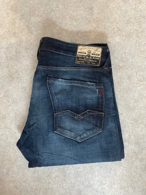 Replay mörkblåa jeans - Tjena säljer nu dessa fina Replay jeans i storlek W36(sitter mer som W31/32/33) L32 perfekt storlek för dig som vill ha ett par Replay jeans som inte sitter för ”slim”. Byxorna är endast använda ett fåtal gånger och är i väldigt bra skick. Skriv om du vill ha fler bilder, mått eller annat.