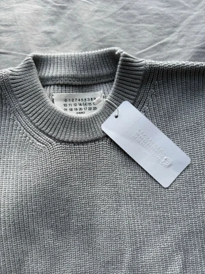 Grå Maison Margiela Stickad/Knit Tröja - Snygg stickad tröja i utmärkt skick. Storlek S. Skickas alltid inom 24h. Skriv privat vid minsta fråga☺️👍