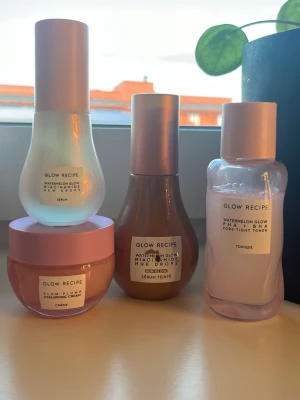 Glow recipe kit - Kit från Glow Recipe, nöstan helt oanvända. Liten skrapa på bronze droppen, råka klämma in i skrivbordet och blev då en liten repa på utsidan. Enda produkten som används mer än 1 gång är tonern, plump plump cream och dewy dropsen. (Orginal pris ca 6/700kr)