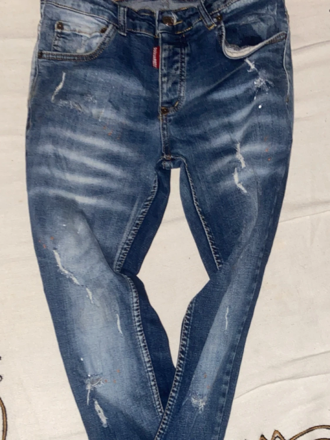 Blå slitna jeans med raka ben