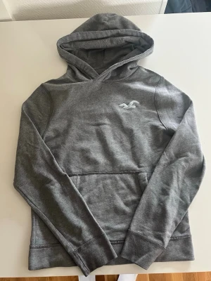 Hollister grå hoodie M - Fet Hollister hoodie i grå färg. fint skick inga fel storlek M kan ta mått vid behov. Endast 368kr ej hugget i sten kom gärna med frågor och prisförslag har även mycket mer liknande i min profil alla storlekar kolla gärna stor rabatt vid köp av flera 😁✌️