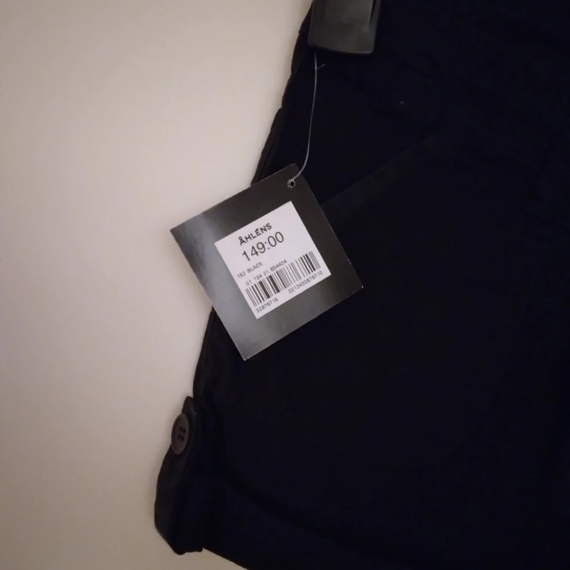 NYA och oanvända svarta korta shorts från Åhléns barnavdelning, Strlk 152 Cl / XXS. Flera fickor.  - 4