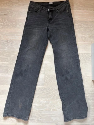 Svarta raka jeans  - Säljer dessa svart/gråa raka jeansen från Madlady då de är försmå för mig. De är midwaist och använda 2 gånger. 