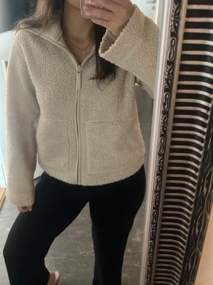 Teddy jacka  - Den gamla virala teddy jackan från HM. Inga fläckar eller liknande. 