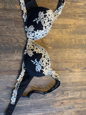 Intimissimi bh - Jätte fin push up bh från intimissimi💕 oklart vilken strlk men siktar på att det kan vara en 85B. Knappt oanvänd men säljer då den är för liten för mig💗