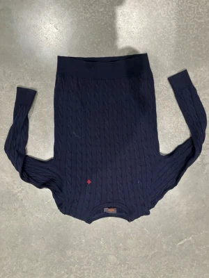 Morris tröja - KabelStickad Morris tröja som endast är använd 1 gång! Svinsnygg mörkblå färg som passar perfekt till vilken outfit som helst. Strl S