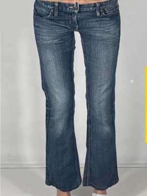 Jeans Tinlesell - Säljer dessa jättefina bootcut jeans i mycket bra skick från Tinlesell eftersom de inte passa mig. Midja tvärs över: 36 cm Midjehöjd: 15 cm Innerbenslängd: 68 cm Benvidd nertill: 20,5 cm. Modellen på bilden är 170 cm