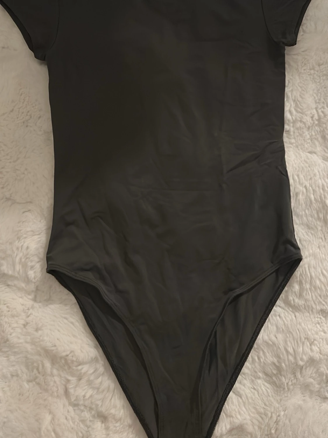 Mörkgrå kortärmad body