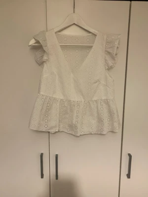 Vit blus - Super söt vit blus från SHEIN. Den är i bra kvalitet och endast använd fåtal gånger så den är fortfarande i mycket bra skick. Den har även en dragskedja på ena sidan💕