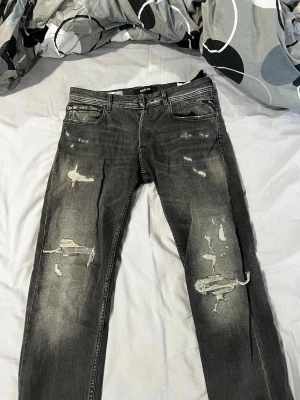 Gråa Replay Grover jeans - Gråa Replay Grover jeans i storlek 33. Sparsamt använda 