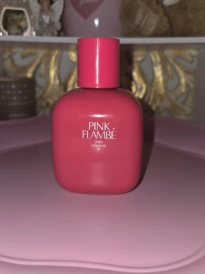 Zara Pink Flambé parfym - En cool och modern parfym från Zara, Pink Flambé Weekend 01. Flaskan är kompakt och har en intensiv rosa färg med rundade former och blank finish. Perfekt för dig som gillar fräscha och trendiga dofter.
