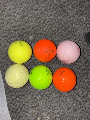 Färgglada golfbollar i mixade märken - Säljer ett set med sex golfbollar i olika färger: gul, orange, rosa och limegrön. Bollarna kommer från märken som Callaway, Vice, Pinnacle och Jasem. Perfekt för dig som vill ha synliga bollar på golfbanan.