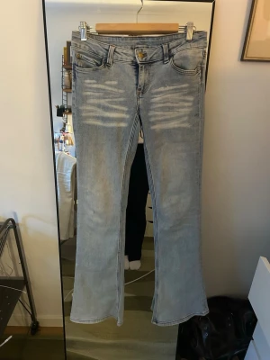 Ljusblå bootcut jeans från Cheap Monday 29/34 - Säljer ett par ljusblå bootcut jeans från Cheap Monday med slitningar framtill i storlek 29/34. Säljer då de inte kommer till användning. Skriv för frågor!💕