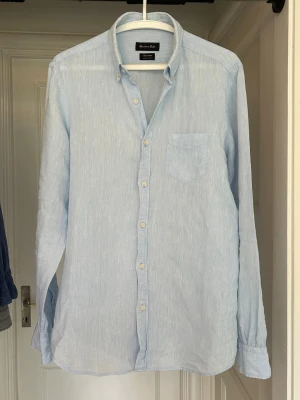 Massimo Dutti linneskjorta  - Snygg Massimo Dutti linneskjorta i 100% linne | Fräsh ljusblå färg perfekt inför sommaren | Storlek M | Mycket bra skick | Allt tvättas innan det skickas iväg | Skriv om minsta funderingar😁☀️| 