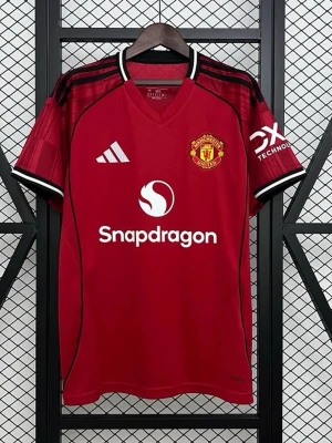 Manchester United matchtröja röd - Snygg röd Manchester United matchtröja från Adidas med klubbmärke på bröstet, vita detaljer och svarta ränder på axlarna. V-ringad hals, korta ärmar och sponsorer tryckta fram och på ärmen. Tillverkad i lätt och ventilerande funktionsmaterial.