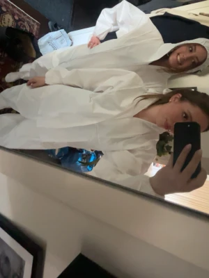 Studentoverall - Två vita overaller med dragkedja framtill och huva. Långa ärmar och ben, tillverkade i plast. 1 för 99kr, båda för 149kr. 