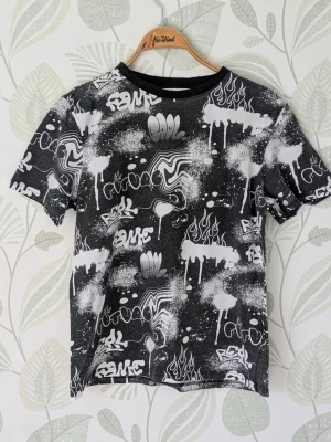 Tshirt HM Storlek 158/164 -  - I fint skick tröjan är ljusare/luddigate i det svarta jämfört med en ny likadan Tshirt.. - Jag kan ha missat någon miniskavank men jag har försökt att granska plagget så gott det går.  🌿 Maila gärna vid funderingar. 🌿 Går att hämta i Umeå.  