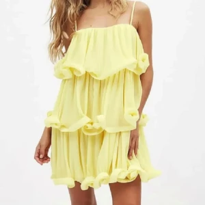 Gul volangklänning - Säljer en superfin klänning perfekt till sommaren, använd en gång så den är som nyskick, st 34,  Pris går att diskutera!