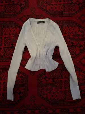 Knitwear - Blå knitwear, syns inte på bilden att den är blå. Har en blå fluffgrej man sätter runt halsen ifall man vill men kan inte hitta den. Ska försöka hitta den och då kommer den med själva knitwearen utan ngt extra betalt. Knappt använt den