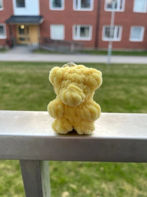 Virkad nyckelring gummibjörn - Virkad nyckelring gummibjörn, cirka 6cm hög☺️ Säljer även i fler färger💗