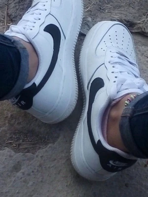Nike Air Force svart och vita  - Ett par nike air forcese svarta o vita. Dom är väldigt fina, svala o sköna skor som är väldigt neutrala så man kan ha dom till nästan alla outfits. Dom är väl använda och där av de låga priset, ny pris är 1400kr och priset kan diskuteras 💕 