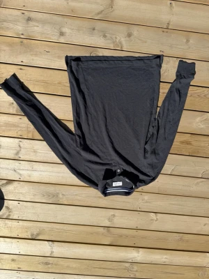 Svart henley från Pier One - Säljer en svart henley från Pier One med långärmad design och klassisk knappdetalj vid halsen. Skjortan är tillverkad i mjukt bomullsmaterial och har en enkel, stilren look som passar perfekt till jeans eller chinos.