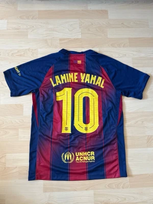 #10 Lamine Yamal FC Barcelona Hemma Kit 2025/26 - Stilren fotbollströja i helt nytt skick. Tröjan är inte använd en endaste sekund.