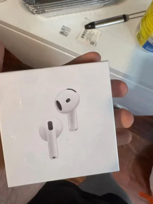Apple AirPods 4 ANC - Säljer ett par Apple AirPods 4 med aktiv brusreducering. helt nya, inte ens använda. laddare ingår oxå. var för min mamma men hur gilla pro 2 mer. Frågor? skriv dm
