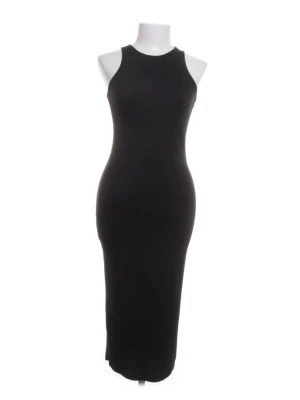 Svart ribbad maxiklänning NA-KD - Svart ribbad vadlång klänning från NA-KD med ärmlös design och rund halsringning. 