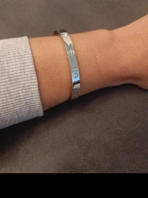 Armband  - Snyggt armband i rostfritt stål och nickelfritt. 6 cm diameter 