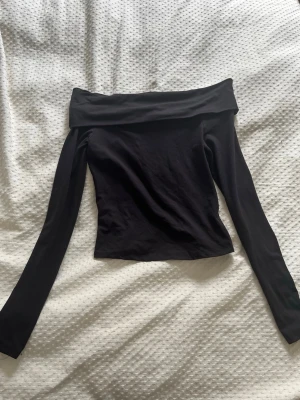 Ofshoulder tröja - Detta är en classic svart ofshoulder tröja från H&M. Den passar till mycket och är i bra skick. Den är i storlek S men jag själv upplever att det är lite extra tight i armarna.💖
