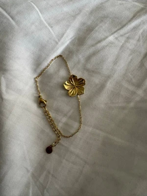 Armband Edblad  - Guldigt armband med blomberlock